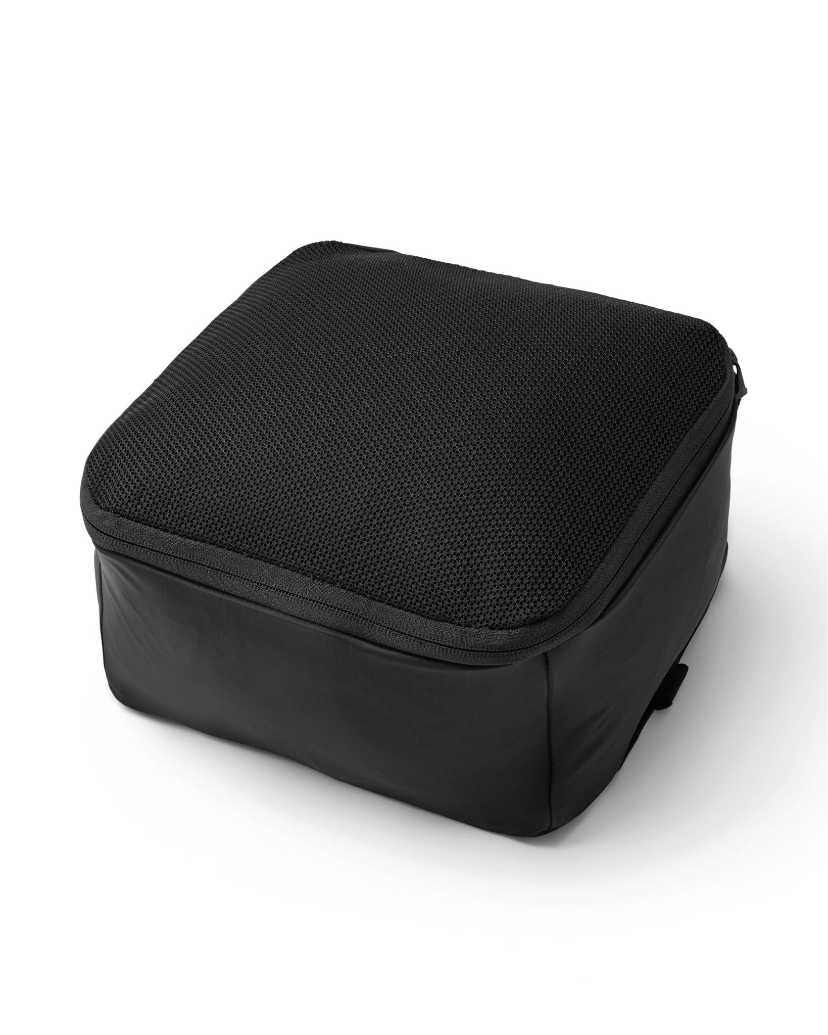 Svart Db Essential Packing Cube M med nettinglokk